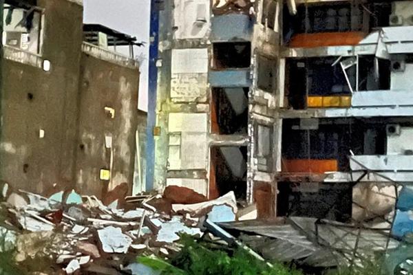 Tòa tháp đôi 30 tầng ở Ấn Độ đổ sập trong chớp mắt-3