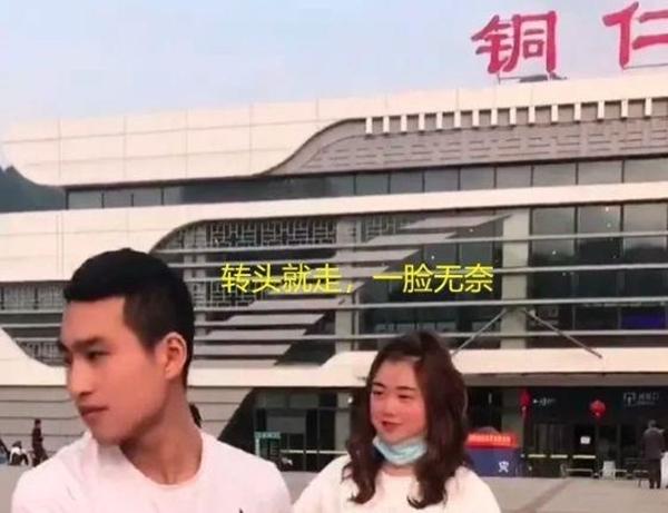 Lần đầu gặp bạn gái trên mạng, chàng trai vứt luôn bó hoa định tặng-1