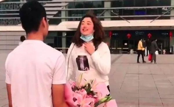 Lần đầu gặp bạn gái trên mạng, chàng trai vứt luôn bó hoa định tặng-2