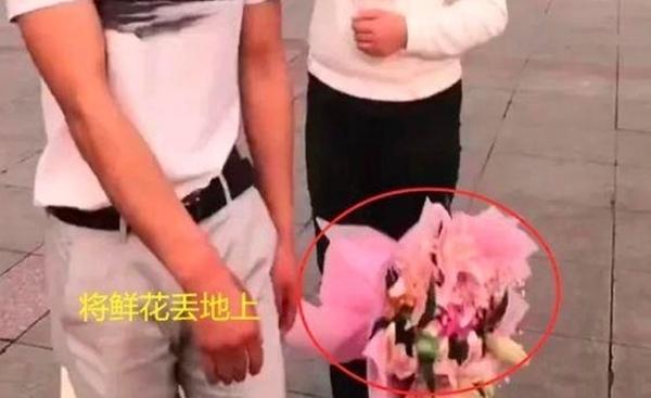 Lần đầu gặp bạn gái trên mạng, chàng trai vứt luôn bó hoa định tặng-3