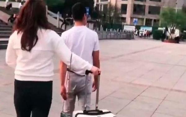 Lần đầu gặp bạn gái trên mạng, chàng trai vứt luôn bó hoa định tặng-4