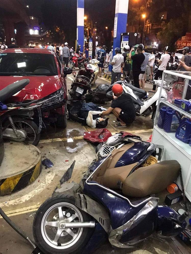 Ô tô mất lái, tông hàng loạt người đứng đổ xăng ở Láng - Ngã Tư Sở-3