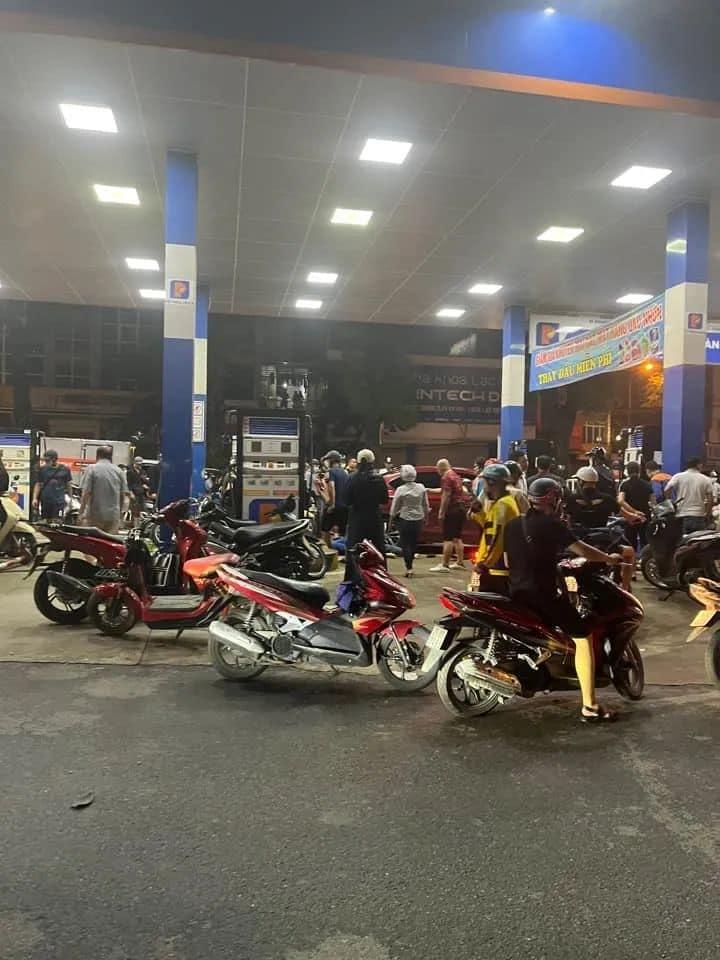 Ô tô mất lái, tông hàng loạt người đứng đổ xăng ở Láng - Ngã Tư &nbsp;Sở-2