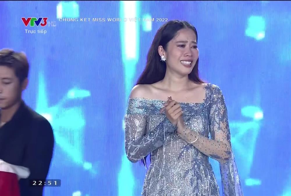 Nam Em khóc nấc trên sân khấu chung kết Miss World Vietnam 2022-4