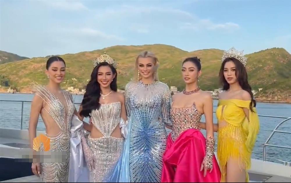 Thùy Tiên khổ sở kiễng chân khi đứng cạnh Miss World 2021 cao 1m8-1