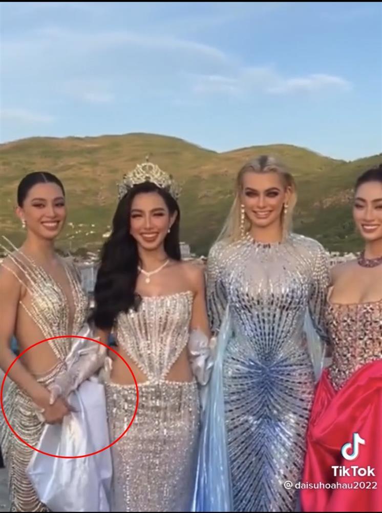 Thùy Tiên khổ sở kiễng chân khi đứng cạnh Miss World 2021 cao 1m8-3