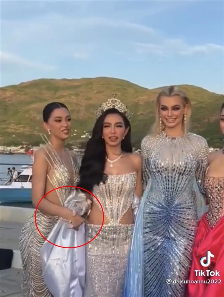 Thùy Tiên khổ sở kiễng chân khi đứng cạnh Miss World 2021 cao 1m8-4
