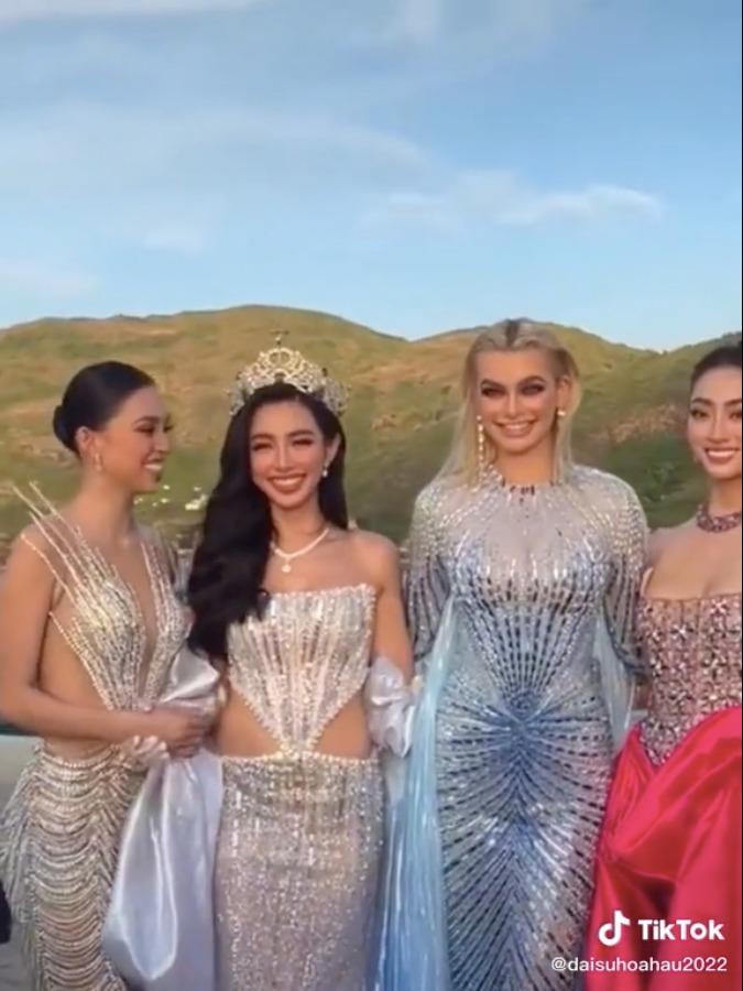 Thùy Tiên khổ sở kiễng chân khi đứng cạnh Miss World 2021 cao 1m8-2