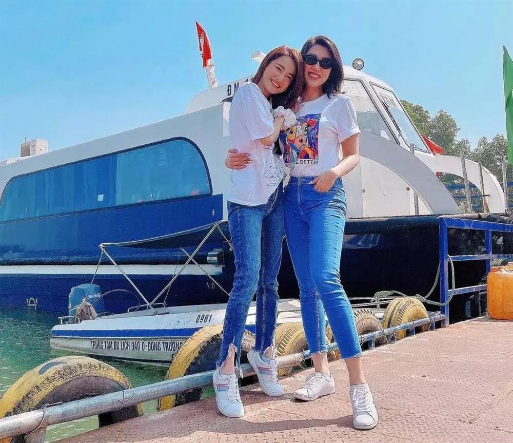 Thùy Tiên khổ sở kiễng chân khi đứng cạnh Miss World 2021 cao 1m8-6