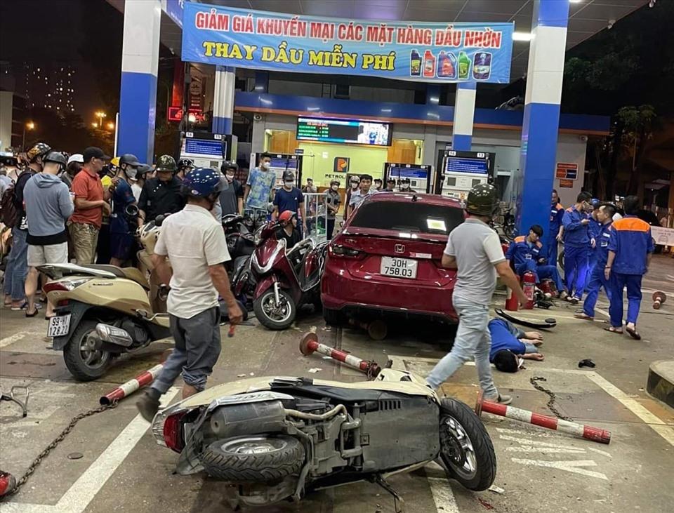 Danh tính tài xế xe điên tông liên hoàn ở cây xăng đường Láng-1