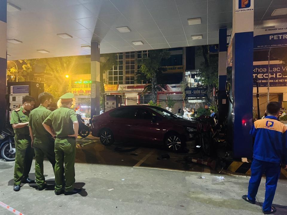 Danh tính tài xế xe điên tông liên hoàn ở cây xăng đường Láng-5