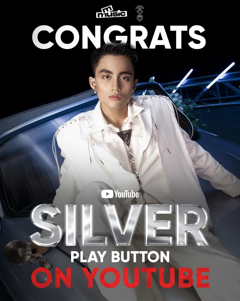 Hành động trùng hợp của MONO và Sơn Tùng khi đứng trên sân khấu-3