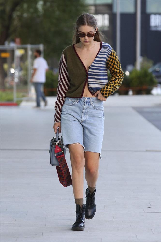 Học chị em nhà Hadid diện quần denim xe đạp cực sang xịn-3