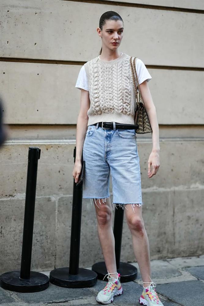 Học chị em nhà Hadid diện quần denim xe đạp cực sang xịn-7