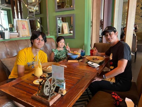 Dung mạo 2 con cùng cha khác mẹ của Huy Khánh khi chung khung hình-5