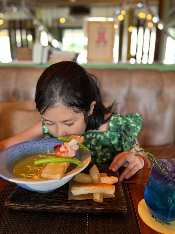 Dung mạo 2 con cùng cha khác mẹ của Huy Khánh khi chung khung hình-4