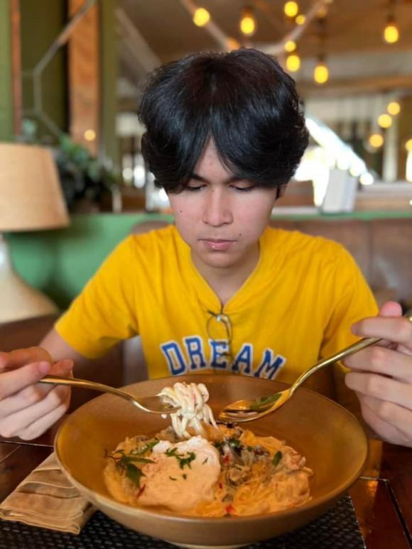 Dung mạo 2 con cùng cha khác mẹ của Huy Khánh khi chung khung hình-3