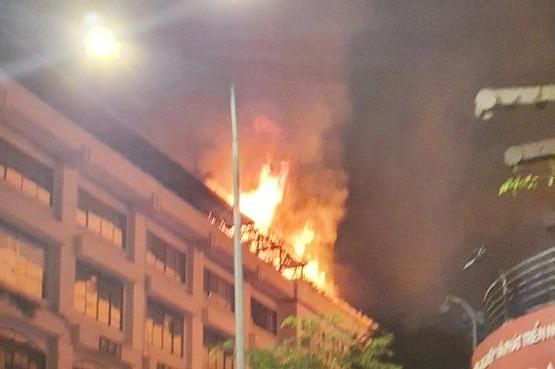 Sau tiếng nổ lớn, tòa nhà Seaprodex trên đường Đồng Khởi bốc cháy-1