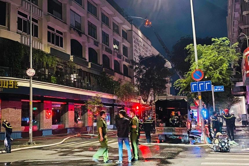 Sau tiếng nổ lớn, tòa nhà Seaprodex trên đường Đồng Khởi bốc cháy-2