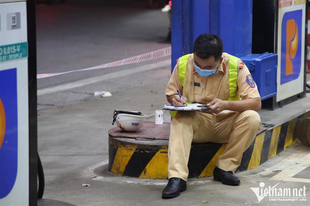 Vụ ô tô lao vào cây xăng: Tôi may mắn còn xe máy thì nát-4