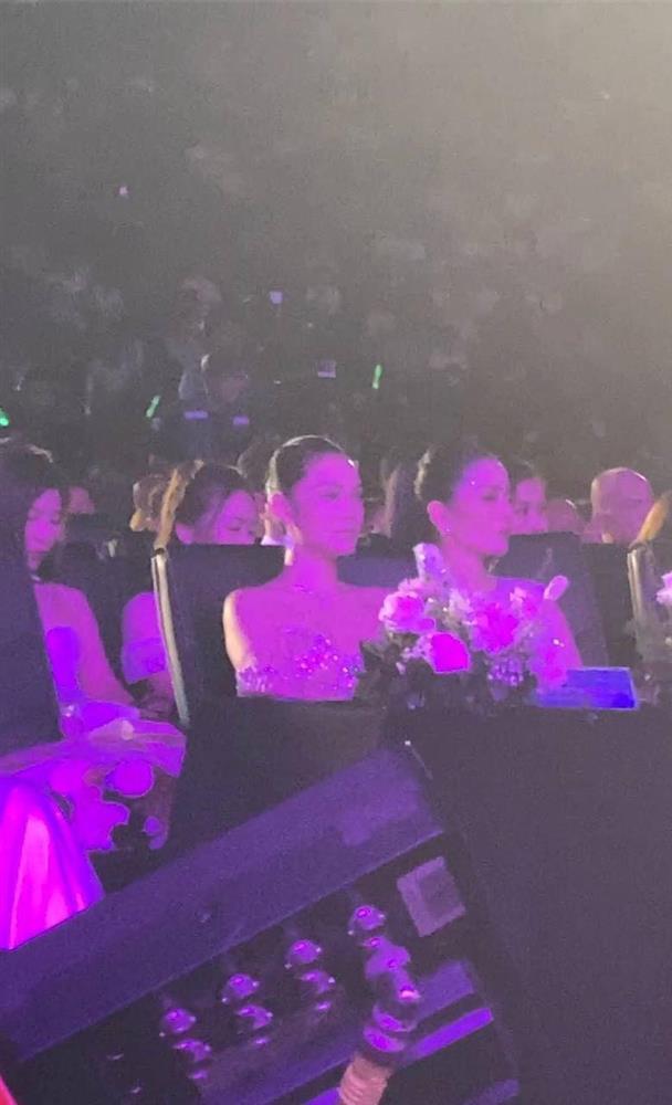 Lệ Quyên và Minh Hằng mặt lạnh tanh khi xem Hà Hồ hát-3