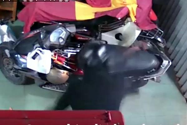 Đi hát karaoke, người đàn ông bị nhân viên chém gần lìa cánh tay-2