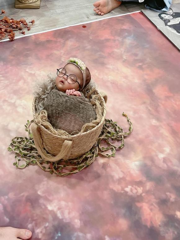 Vợ Mạc Văn Khoa xả loạt ảnh ĐỘC về ái nữ sinh non 1,9kg-3