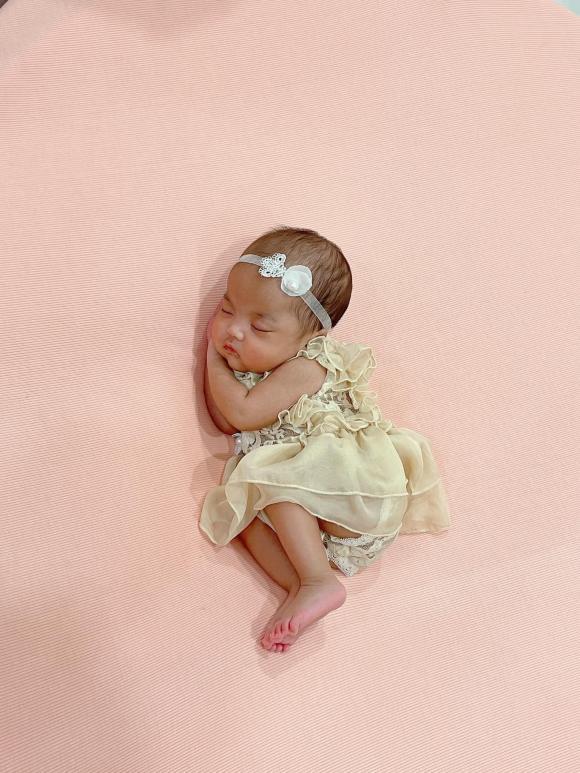 Vợ Mạc Văn Khoa xả loạt ảnh ĐỘC về ái nữ sinh non 1,9kg-4