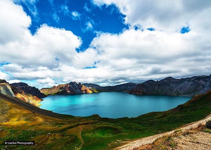 Sạt lở núi kinh hoàng, du khách hoảng loạn chen nhau tháo chạy-1