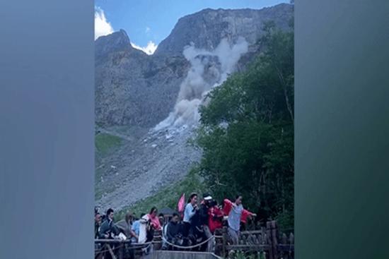 Sạt lở núi kinh hoàng, du khách hoảng loạn chen nhau tháo chạy