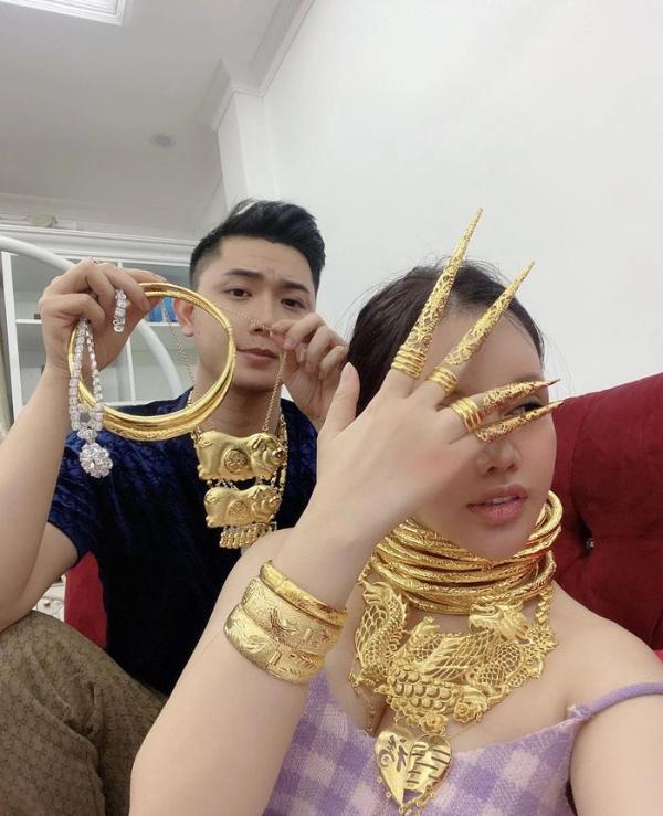 Danh tính khủng cô vợ đại gia, tặng chồng trang sức 120 cây vàng-6