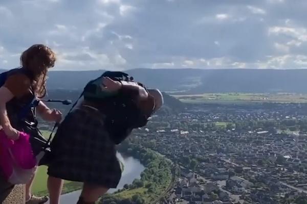 Team building kiểu nước Nga: Đổ rượu mạnh lên đầu rồi châm lửa-1