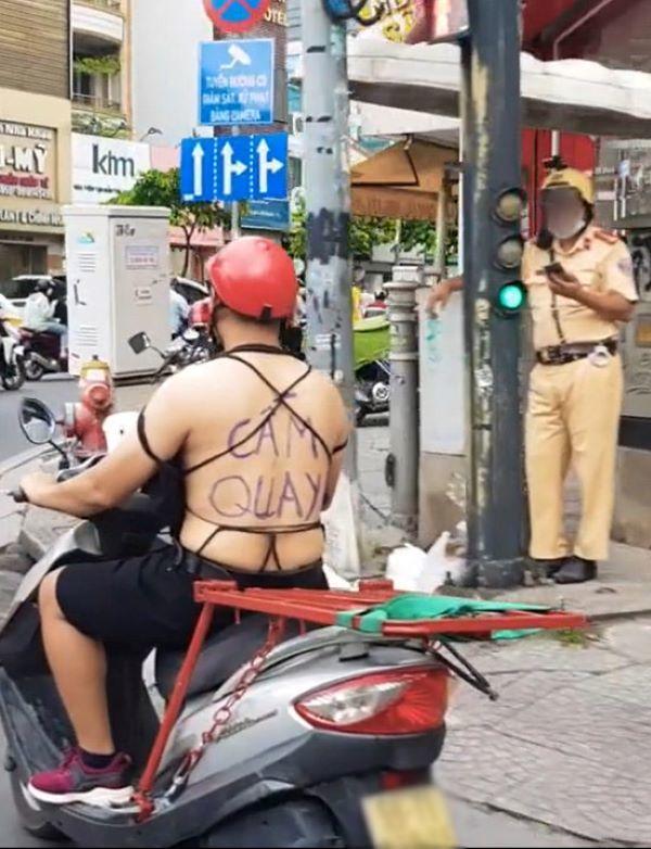 Người đàn ông Sài Gòn chơi trội, mặc áo hở hang vi vu khắp nơi-7