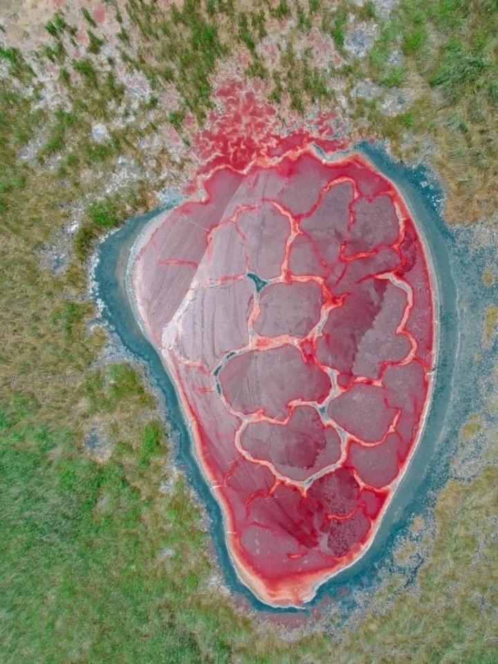 Kinh ngạc hồ nước đỏ thẫm mang hình dáng hệt như một quả tim-1