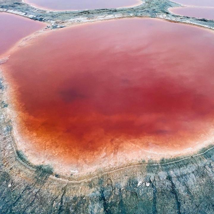 Kinh ngạc hồ nước đỏ thẫm mang hình dáng hệt như một quả tim-2