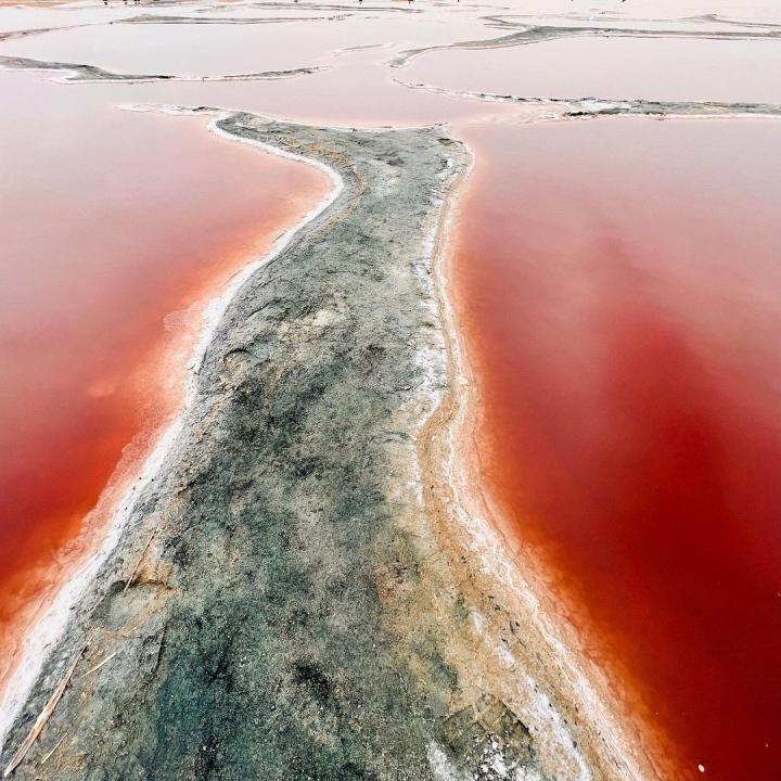 Kinh ngạc hồ nước đỏ thẫm mang hình dáng hệt như một quả tim-3