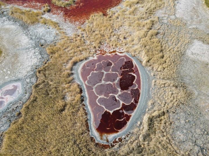 Kinh ngạc hồ nước đỏ thẫm mang hình dáng hệt như một quả tim-4