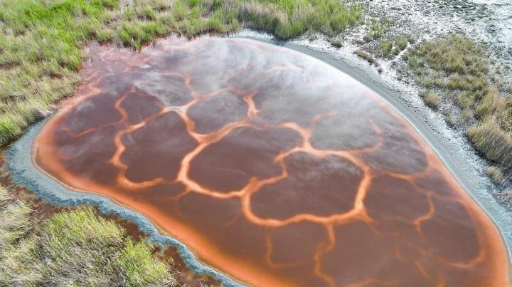 Kinh ngạc hồ nước đỏ thẫm mang hình dáng hệt như một quả tim-5