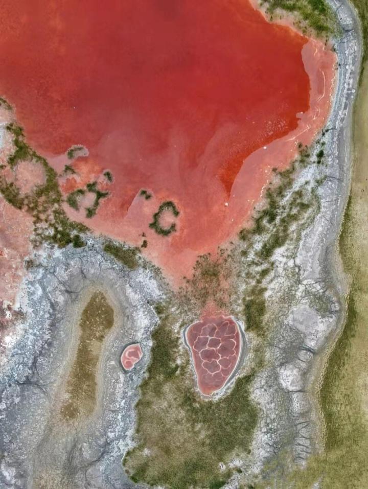 Kinh ngạc hồ nước đỏ thẫm mang hình dáng hệt như một quả tim-6