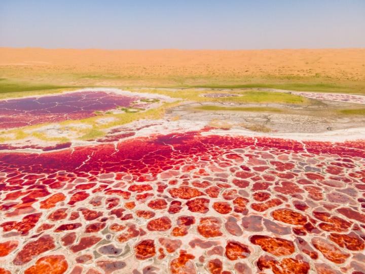 Kinh ngạc hồ nước đỏ thẫm mang hình dáng hệt như một quả tim-7