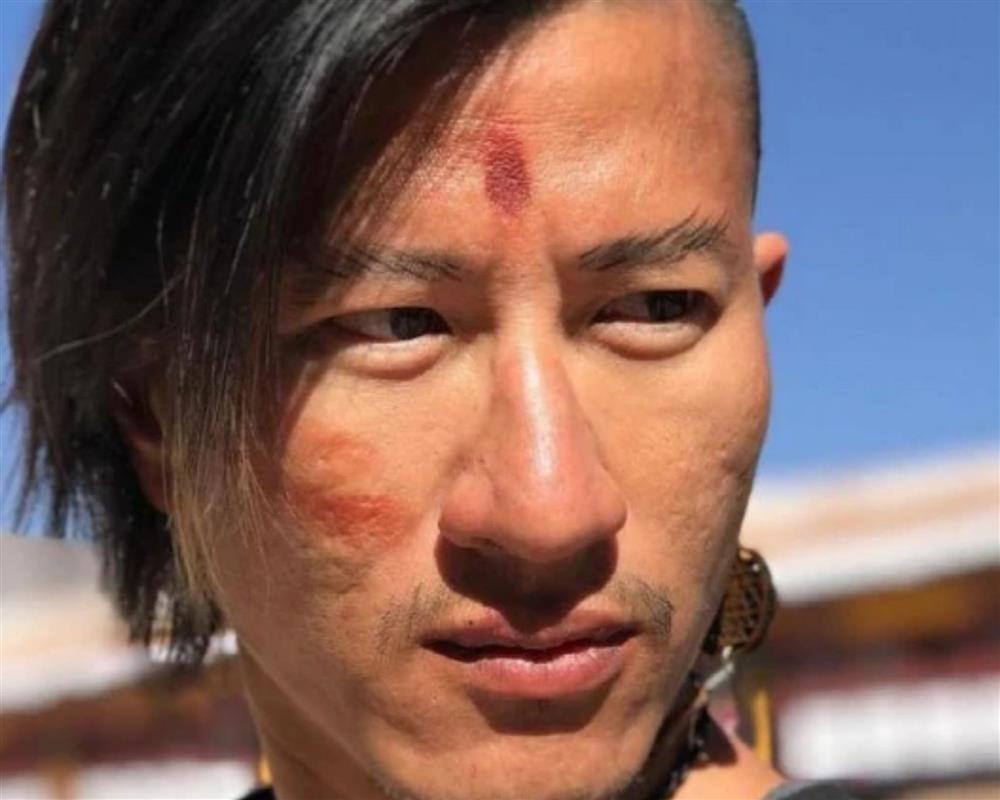 Ông trùm vai phụ sắm biệt thự, bản sao Tạ Đình Phong lại chật vật khó khăn-1