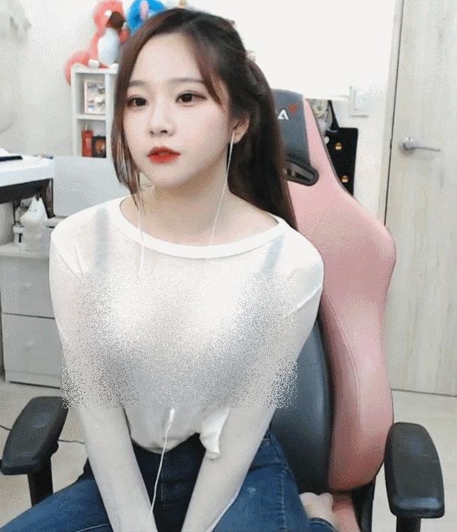 Sự cố trang phục muốn độn thổ của các người đẹp livestream bán hàng-4