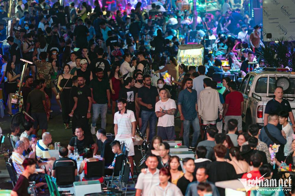 Sử dụng bóng cười nhan nhản trong đêm ở phố Tây TP.HCM-1