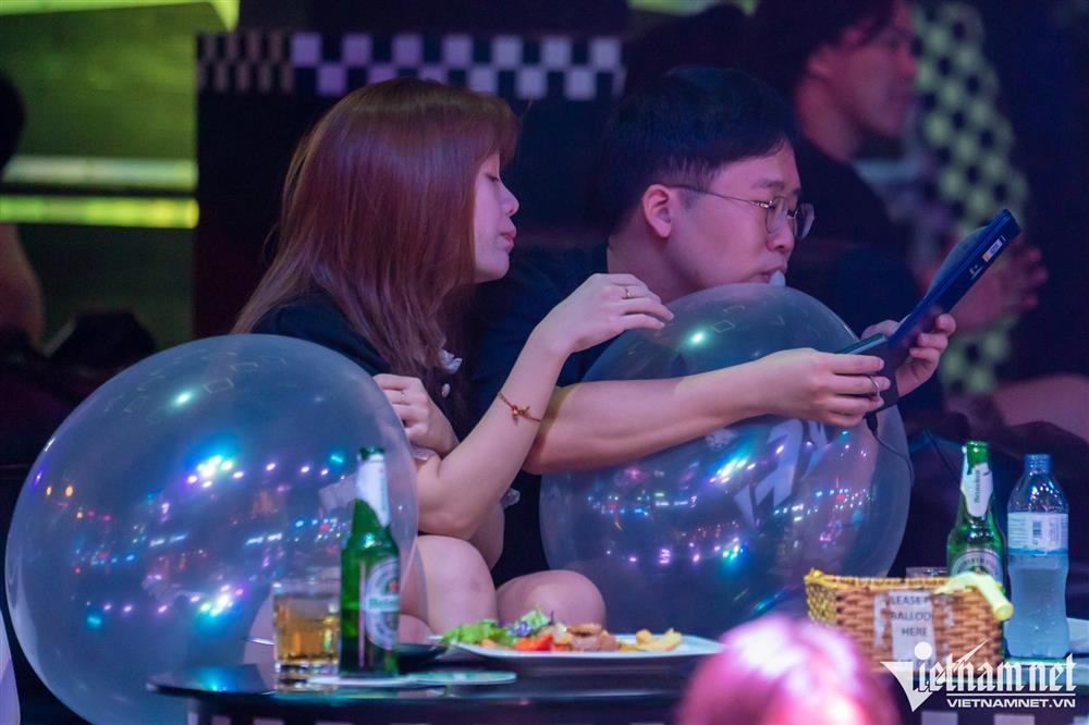 Sử dụng bóng cười nhan nhản trong đêm ở phố Tây TP.HCM-2