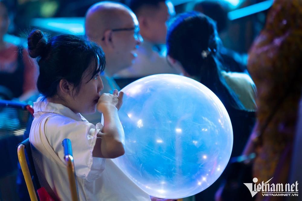 Sử dụng bóng cười nhan nhản trong đêm ở phố Tây TP.HCM-3