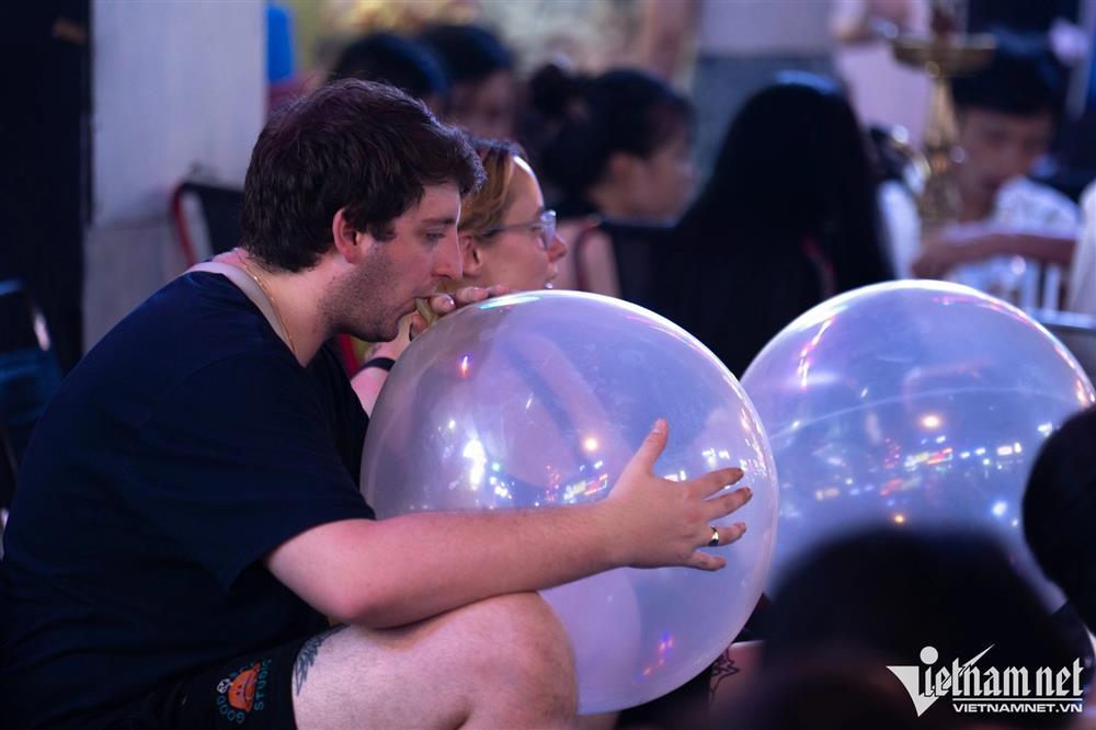 Sử dụng bóng cười nhan nhản trong đêm ở phố Tây TP.HCM-4