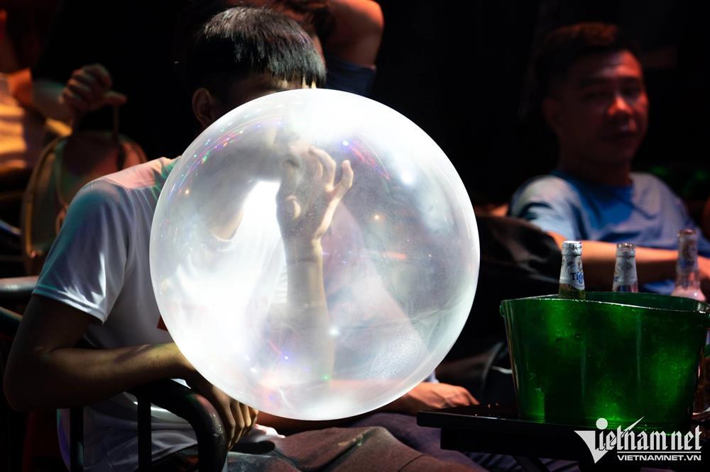 Sử dụng bóng cười nhan nhản trong đêm ở phố Tây TP.HCM-5