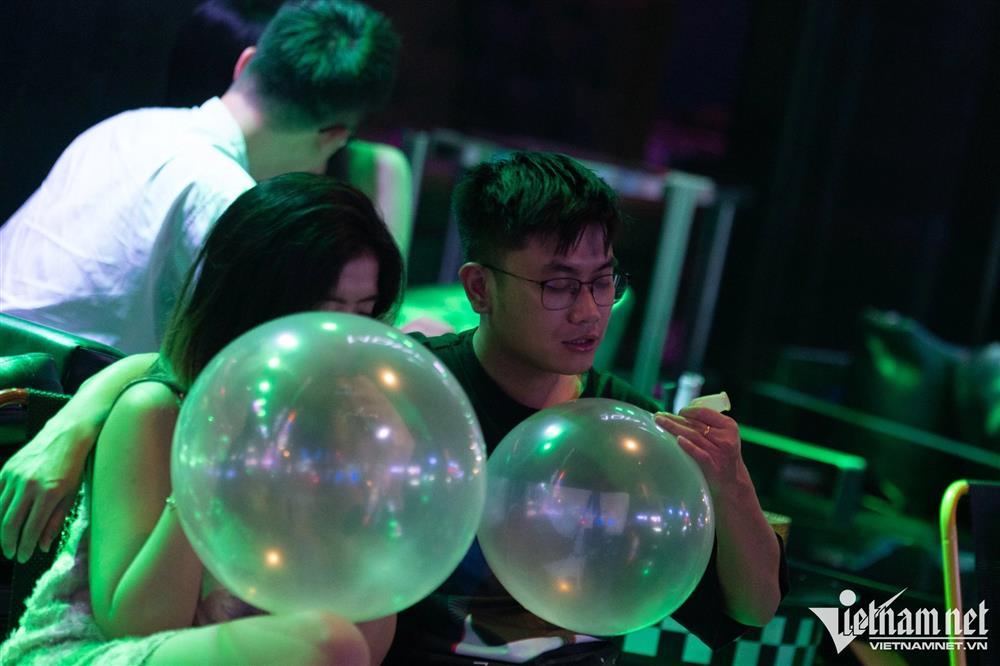 Sử dụng bóng cười nhan nhản trong đêm ở phố Tây TP.HCM-6
