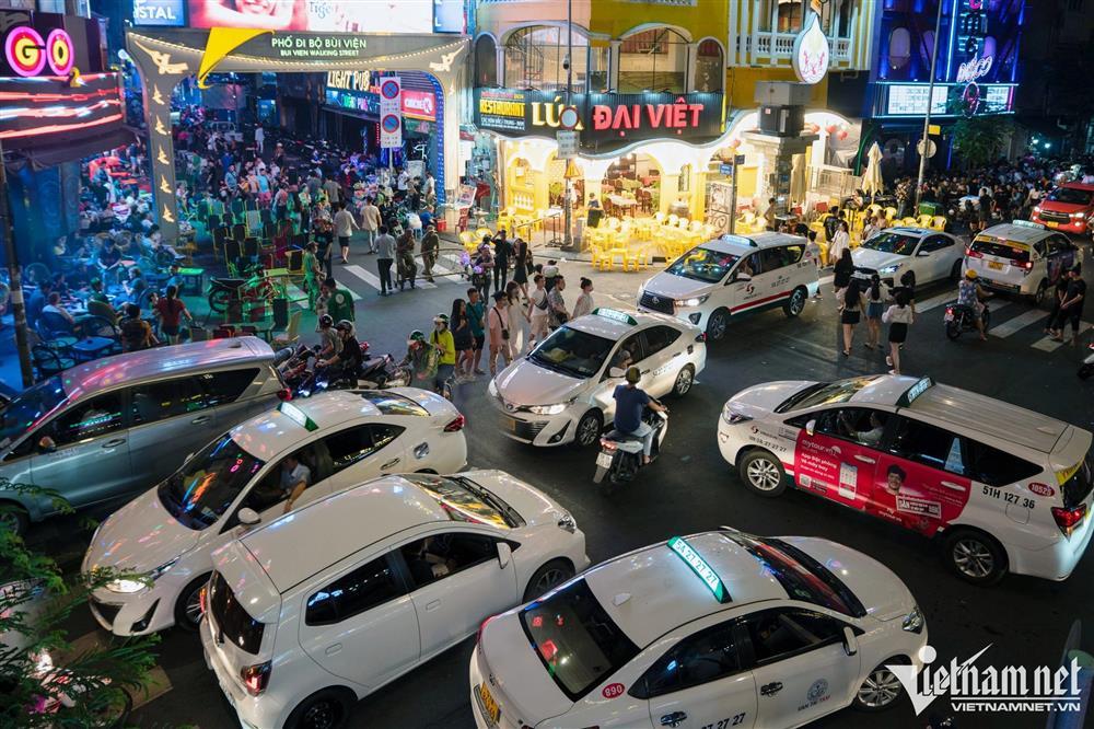 Sử dụng bóng cười nhan nhản trong đêm ở phố Tây TP.HCM-7