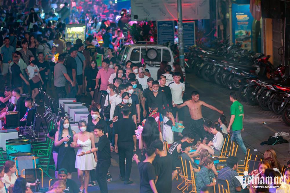 Sử dụng bóng cười nhan nhản trong đêm ở phố Tây TP.HCM-8